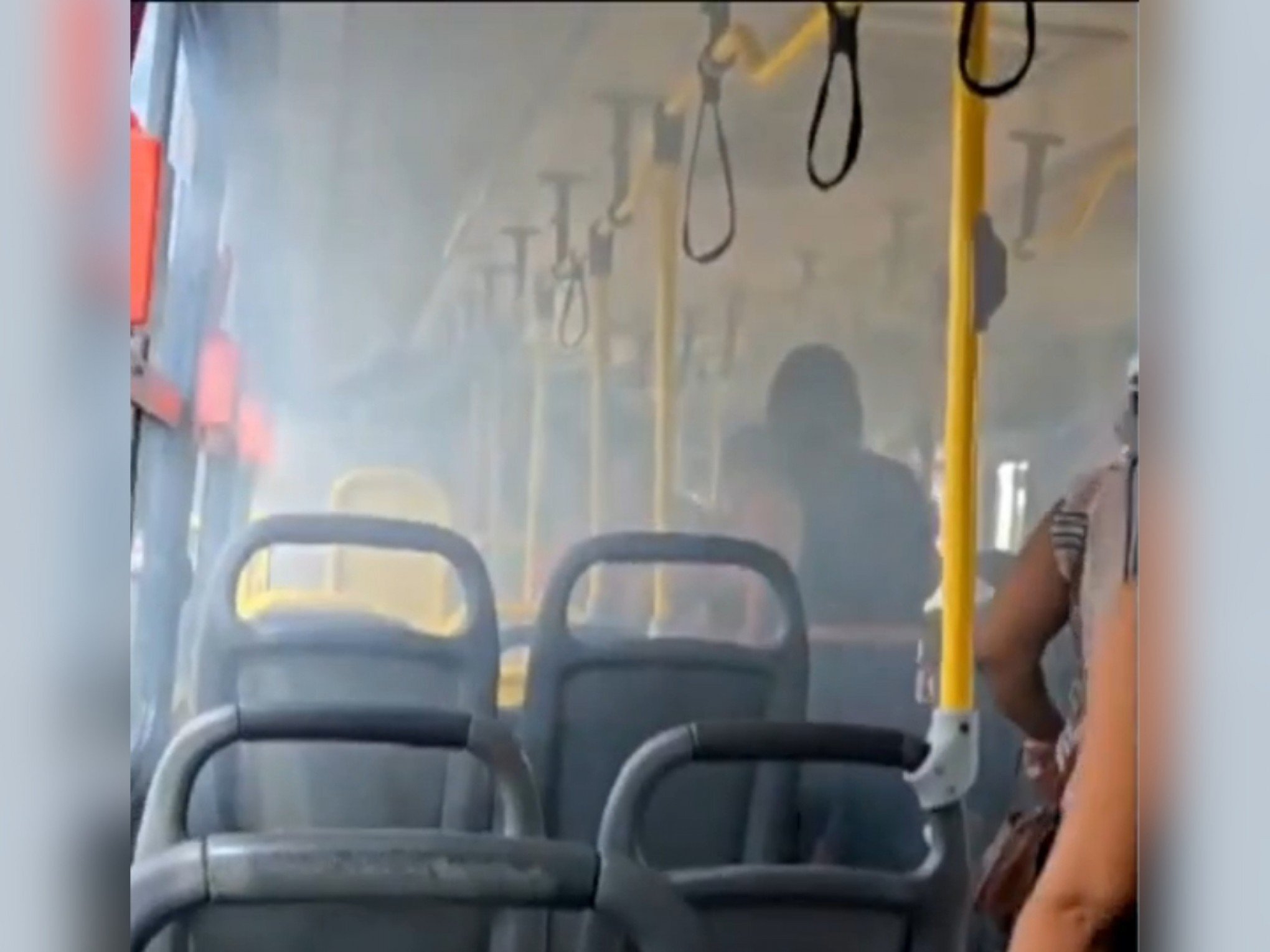 EXPLOSÃO DE CELULAR: Aparelho pega fogo em bolso de passageira de ônibus