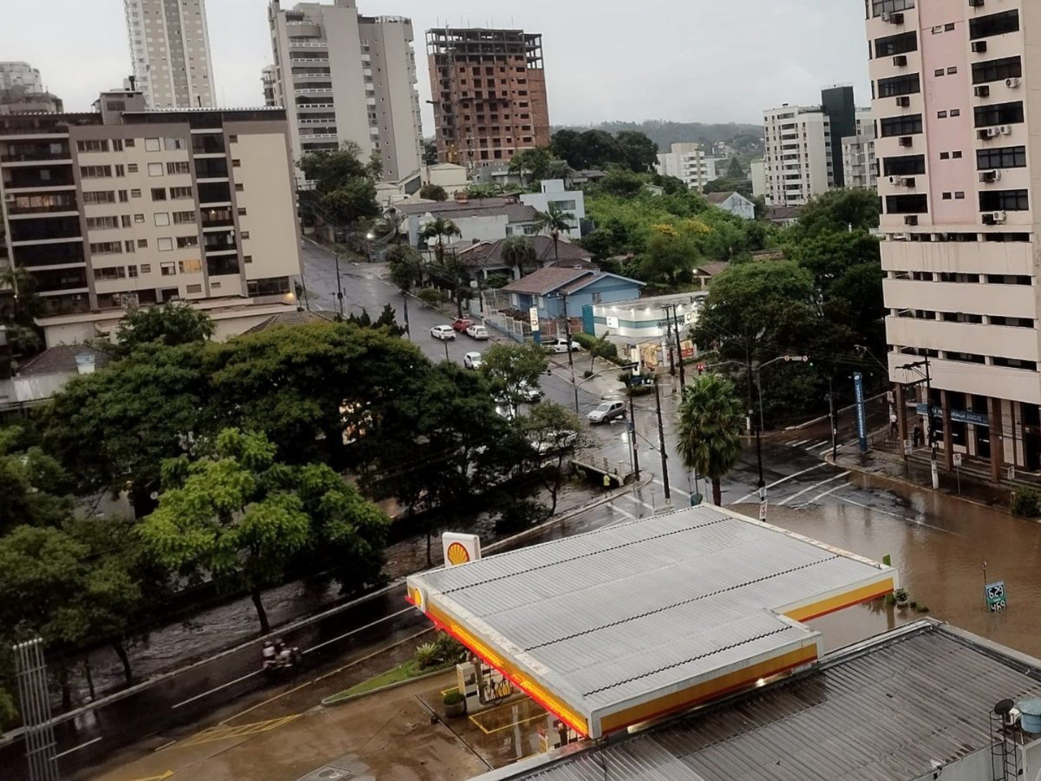 Cerca de uma hora de chuva foi o suficiente para encher de água ruas do Centro e de outros bairros da cidade | abc+