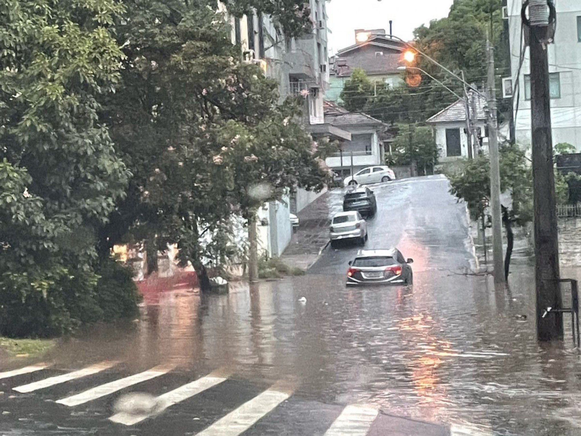 Cerca de uma hora de chuva foi o suficiente para encher de água ruas do Centro e de outros bairros da cidade | abc+