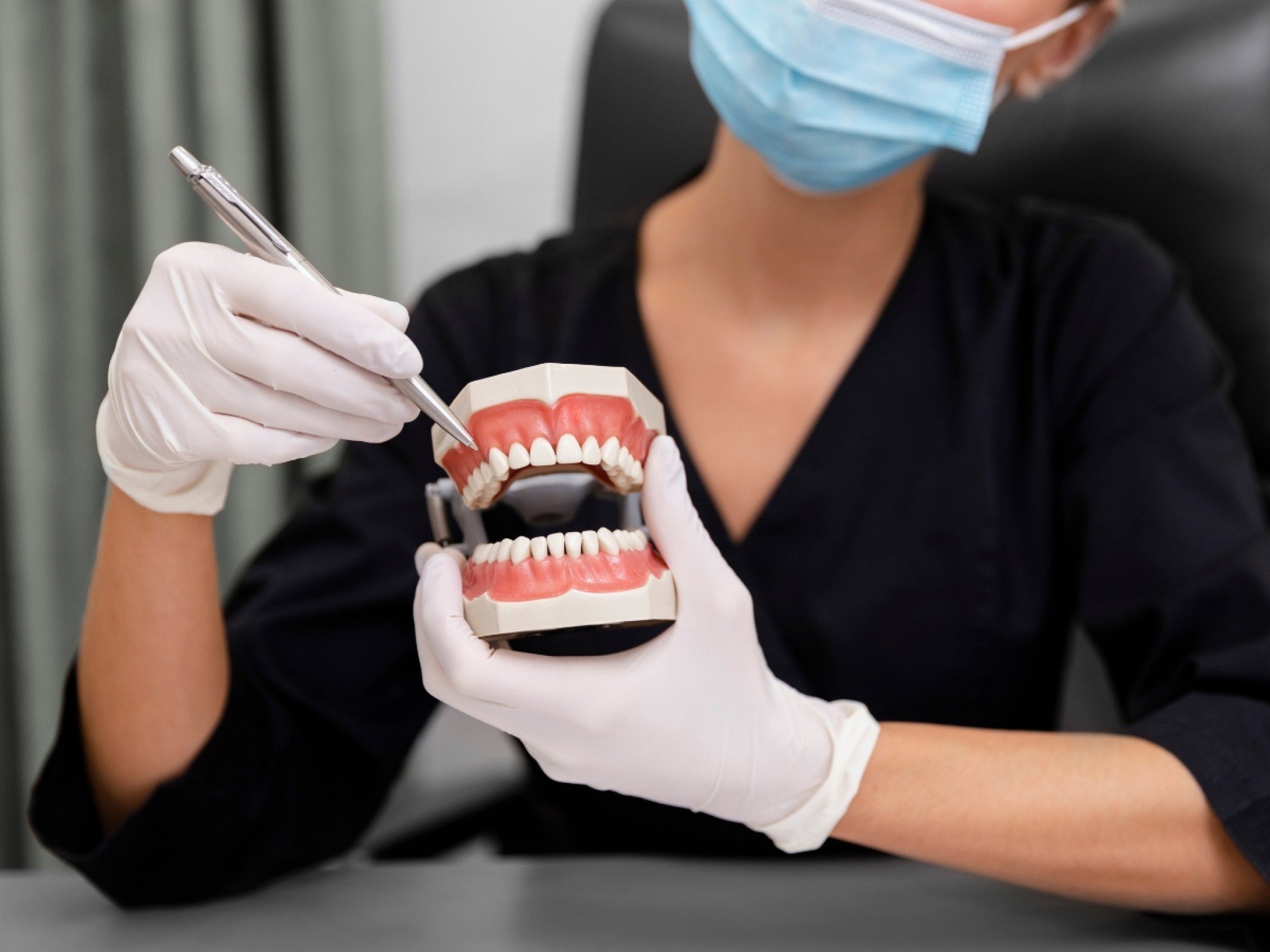 Compulsão por clareamento dental: Os riscos do procedimento que preocupam especialistas