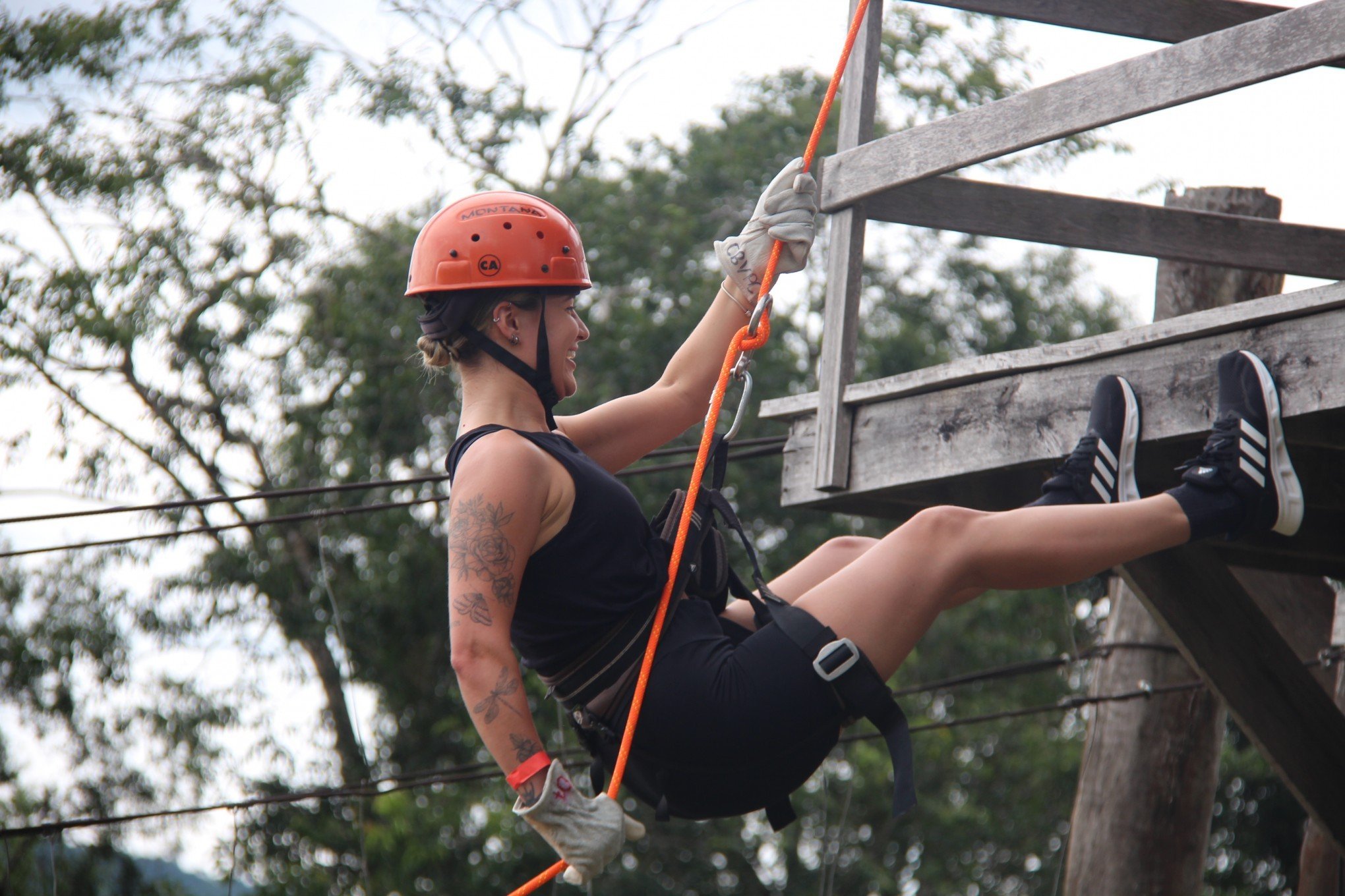 Prática de rapel atrai aventureiros na 9ª edição do Verão em Picada Café; veja fotos