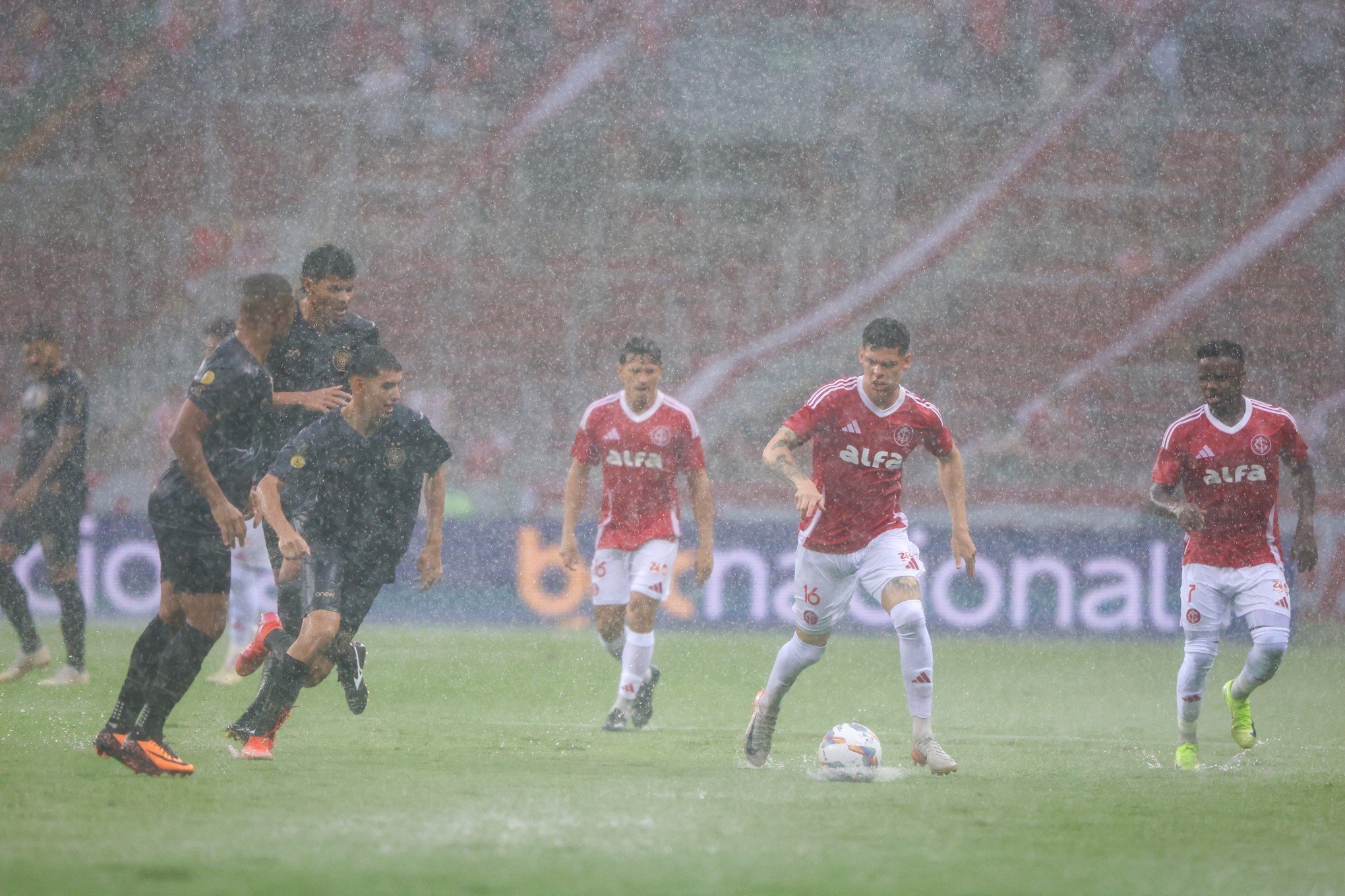 Chuva paralisa jogo, mas Inter vence Monsoon e confirma melhor campanha do Gauchão