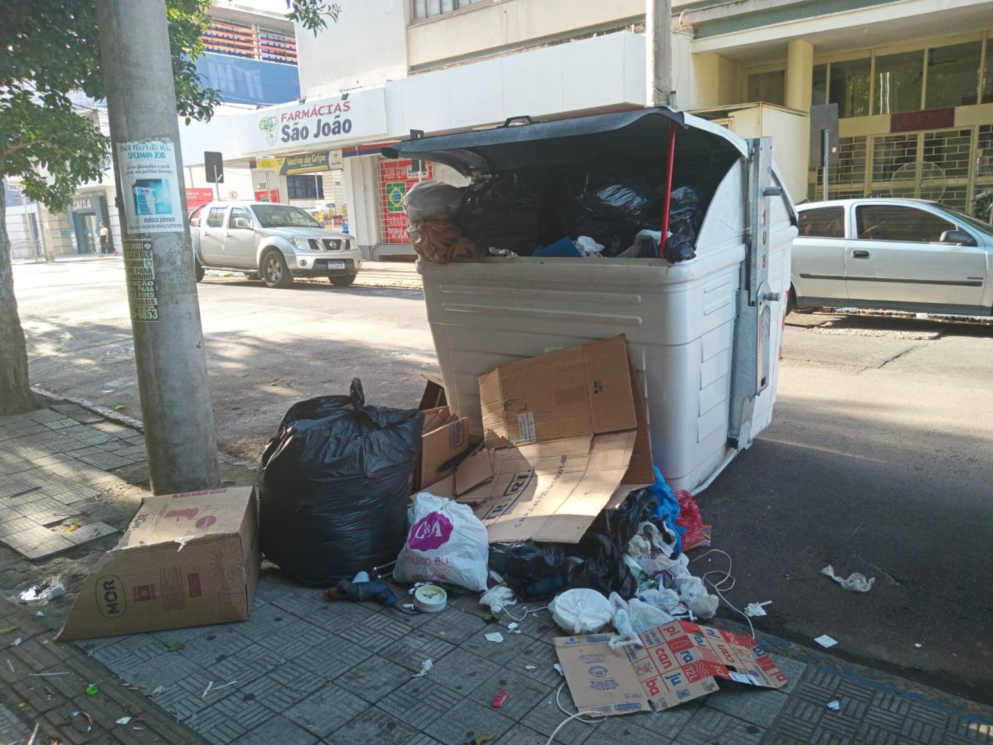 Contêineres no Centro de Canoas acabaram com o lixo espalhado pelo chão