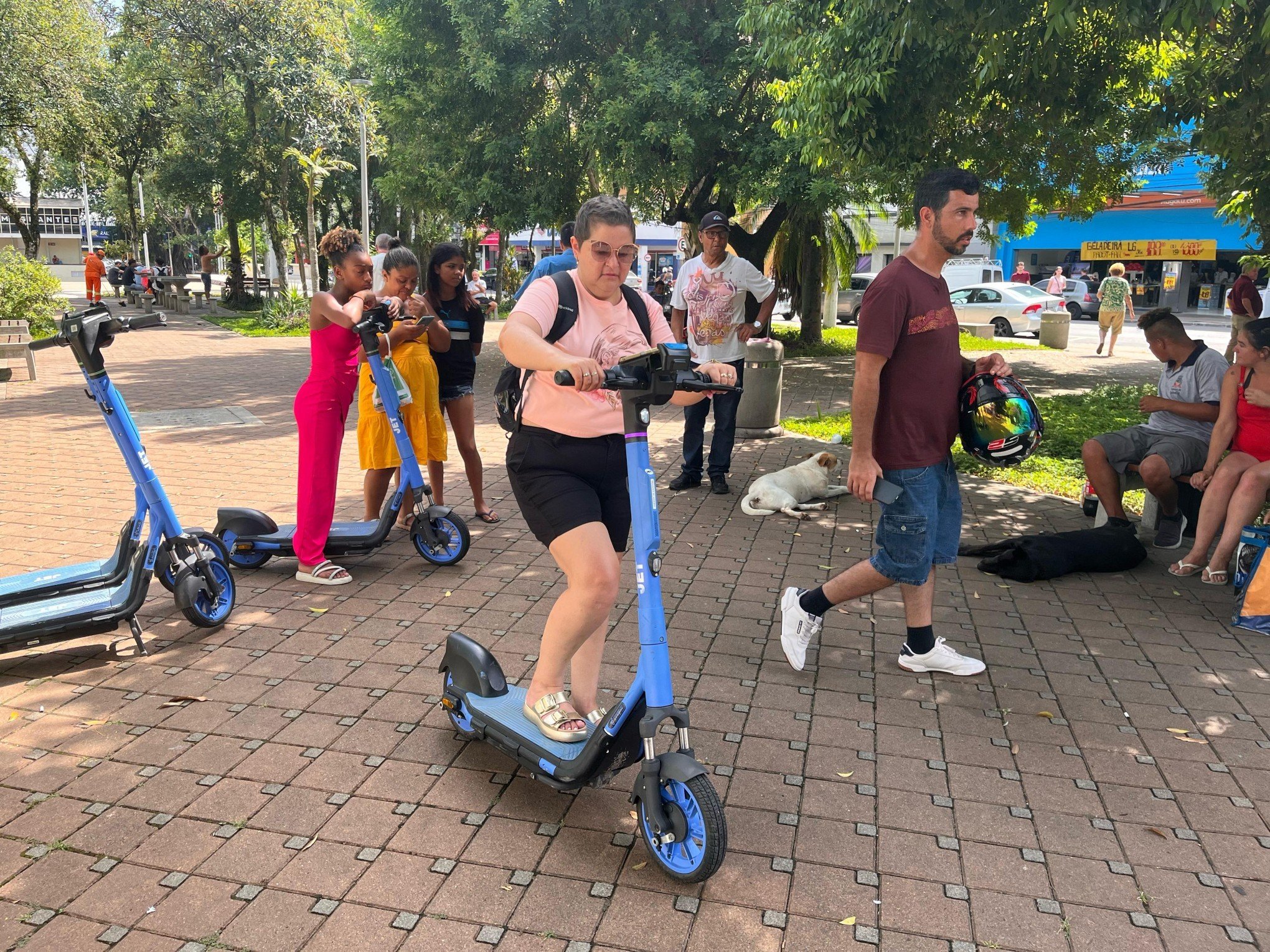 Patinetes elétricos divertem moradores de Novo Hamburgo no primeiro dia da novidade