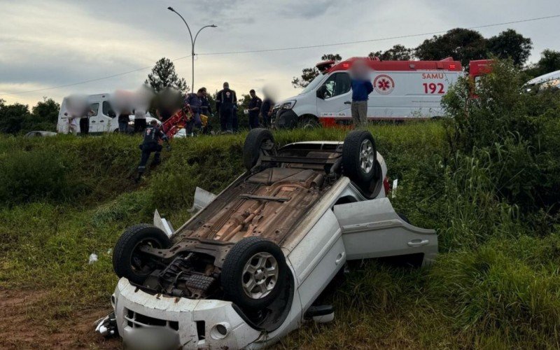 RS-239: Carro capota e três pessoas ficam feridas na regiã