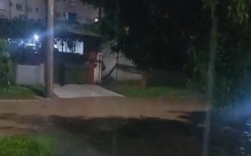 Em Novo Hamburgo, arroio voltou transbordar na Rua Alícia Muller, no bairro Canudos | abc+