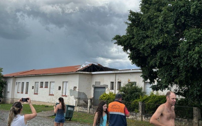 Hospital volta a ficar parcialmente destelhado em São Vicente do Sul