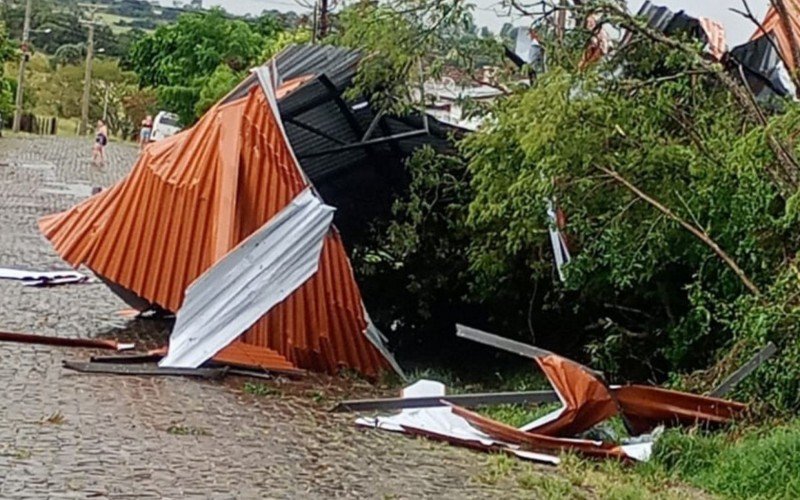 Hospital volta a ficar parcialmente destelhado em São Vicente do Sul