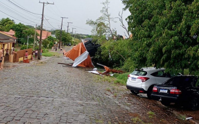 Hospital volta a ficar parcialmente destelhado em São Vicente do Sul