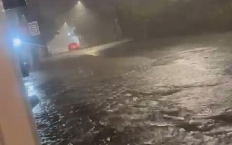 Município teve danos como destelhamento de casas, falta de luz e pontos com alagamentos na noite deste domingo (16)