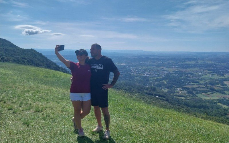 Pais do atleta Matheus,  Maikel Missiagia e Michele Missiagia, curtiram o visual na prieira etapa do campeonato gaúcho de Downhill, em Sapiranga, no Morro Ferrabraz | abc+
