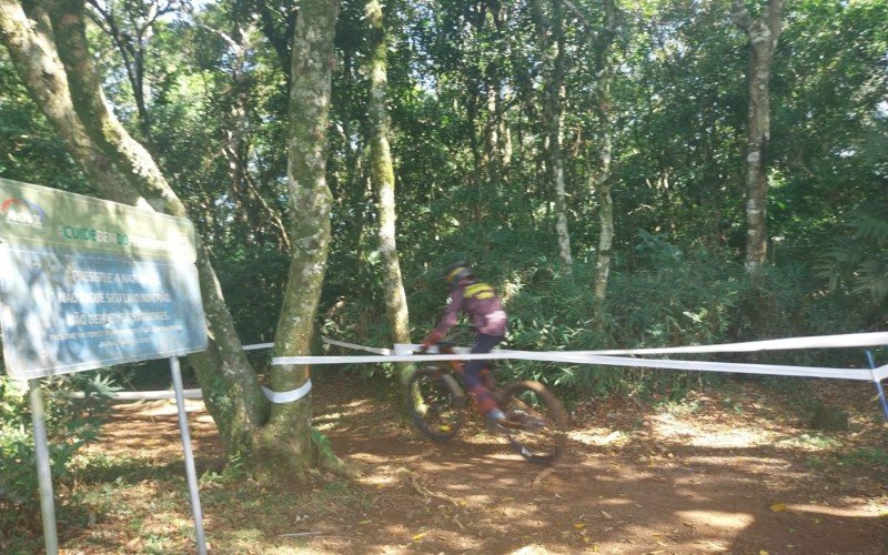 A primeira etapa do campeonato gaúcho de Downhill ocorreu em Sapiranga, com descidas do Morro Ferrabras | abc+