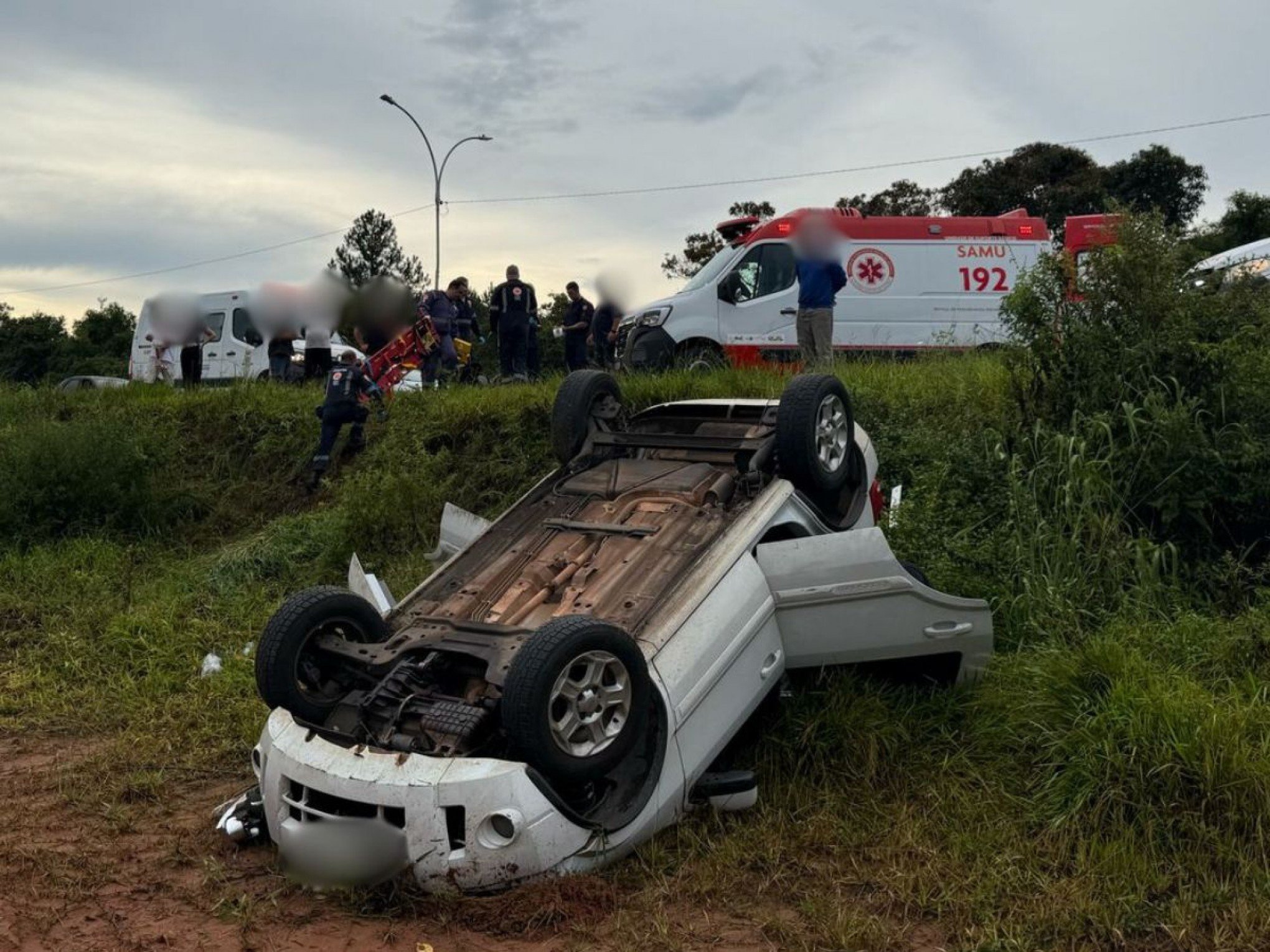 RS-239: Carro capota e três pessoas ficam feridas na região; bebê de cinco meses está entre as vítimas