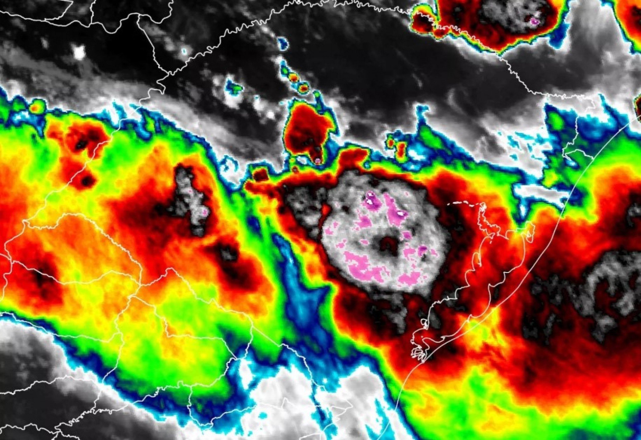 TEMPESTADE NO RS: Próximas horas devem ser de muita chuva, ventos intensos e queda de granizo; veja como fica na segunda-feira