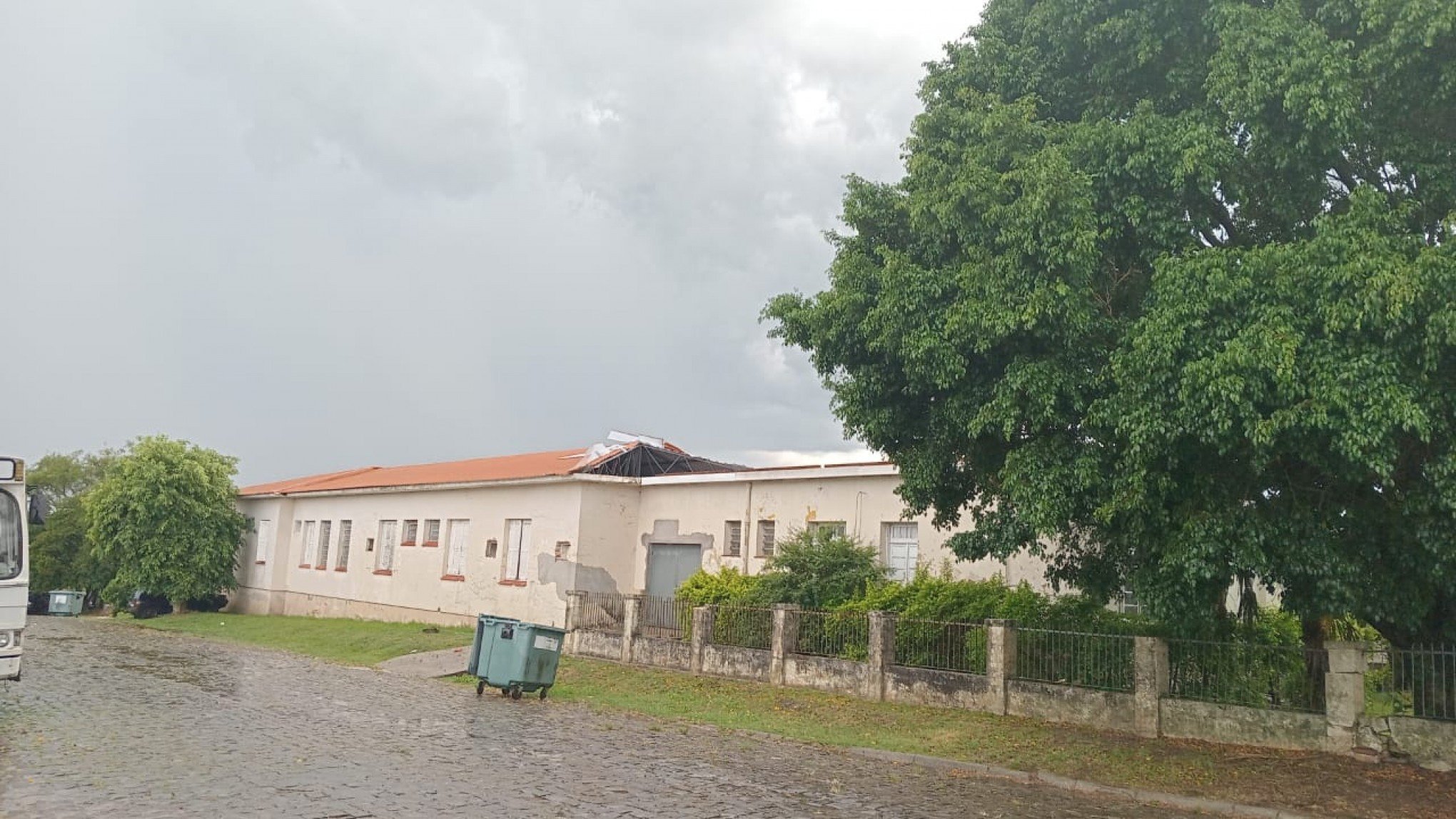 TEMPESTADE NO RS: Hospital volta a ficar parcialmente destelhado em São Vicente do Sul; veja fotos