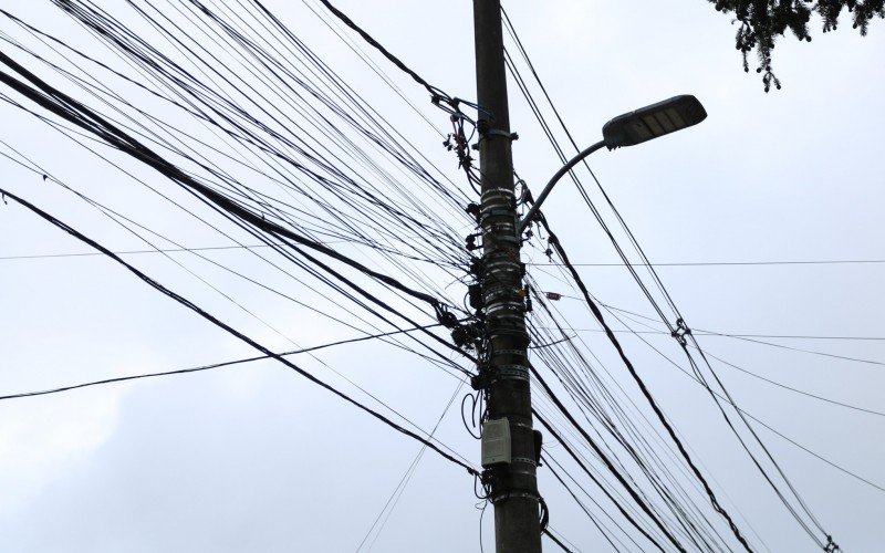 Excesso de fios nos postes da área central de Canela