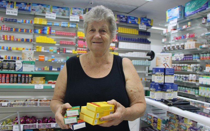 Carmelinda retira medicações diferentes para diabetes e pressão alta