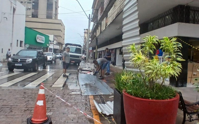 Vento derrubou o painel de uma loja de eletrodomésticos na esquina da Rua Independência com a Presidente Rooselvet, no Centro