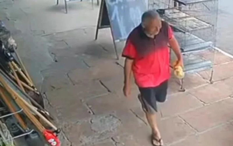 Câmera de segurança de um estabelecimento no bairro Amaral Riveiro, em Sapiranga, registram Romeu Müller instantes antes da última vez que ele foi visto | abc+