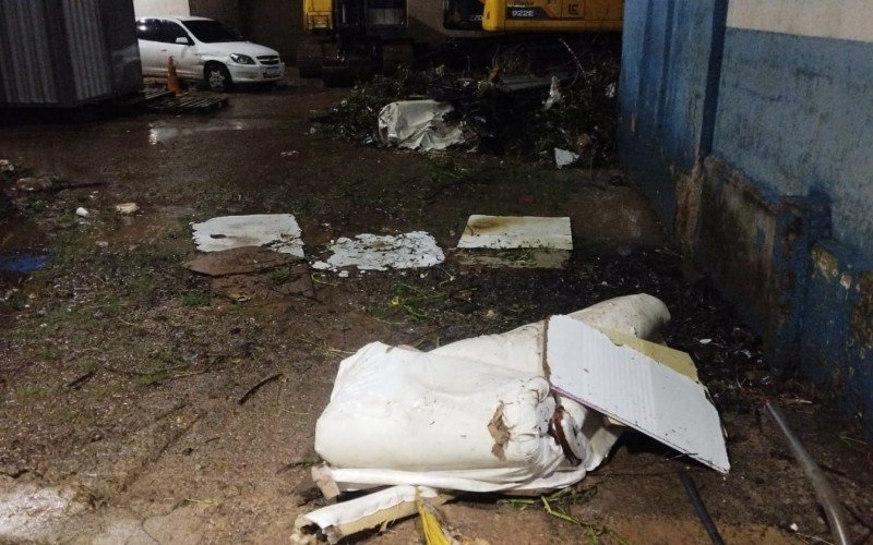 Sofá retirado da Casa de Bombas no bairro Santo Afonso | abc+