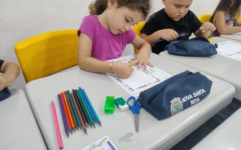 Cada estudante recebeu um kit com material escolar
