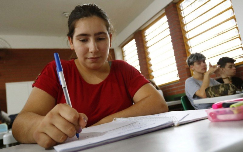 Estudante Kerolin Moraes está empolgada com o início do ano letivo