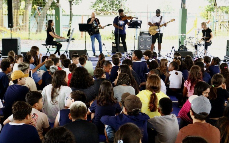 Apresentação do projeto Trilha Sonora nas Escolas animou os estudantes da Emef Gonçalves Dias