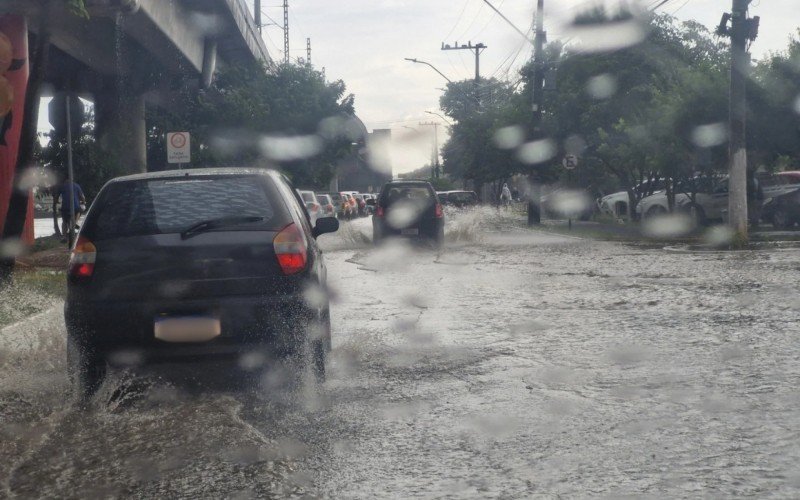Tempestade de domingo (17) causou alagamentos e ventos acima de 108 km/h em cidades do RS | abc+