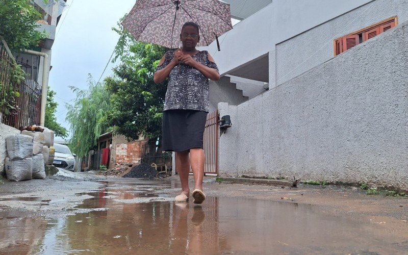 Rosalina conta que moradores ficam ilhados sempre que chove no Beco Bandeirantes | abc+