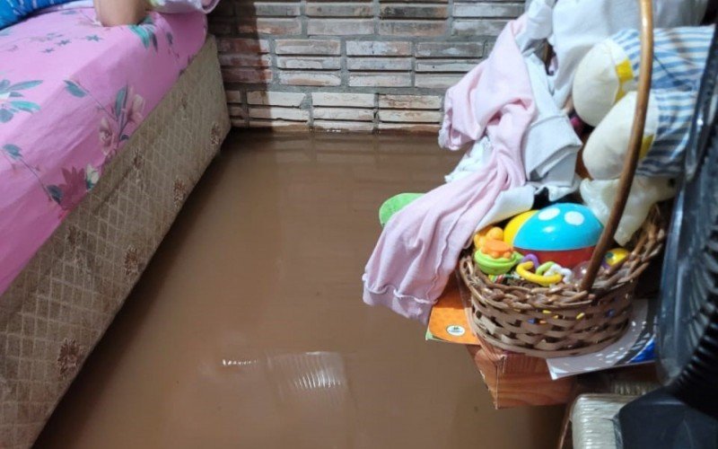 Na casa da moradora Alessandra Santos de Lima a água sempre que chove no Beco Bandeirantes