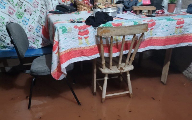 Na casa da moradora Alessandra Santos de Lima a &aacute;gua sempre que chove no Beco Bandeirantes