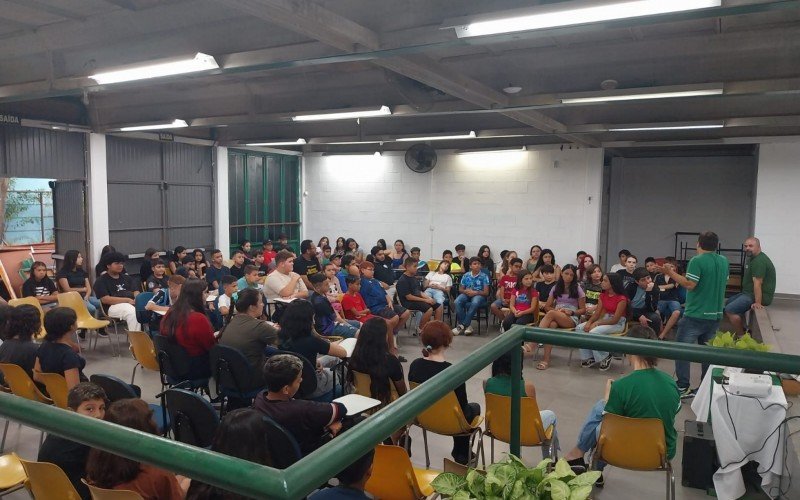 VOLTA ÀS AULAS EM NH: Alunos tiveram orientações sobre ano letivo no auditório da Arnaldo Grin | abc+