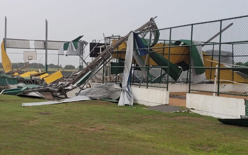 A Escola Municipal de Ensino Fundamental Norberto Martinho Cardoso, localizada no bairro Nova Nordeste, teve o ginásio completamente destruído, com diversas telhas arrancadas. | abc+