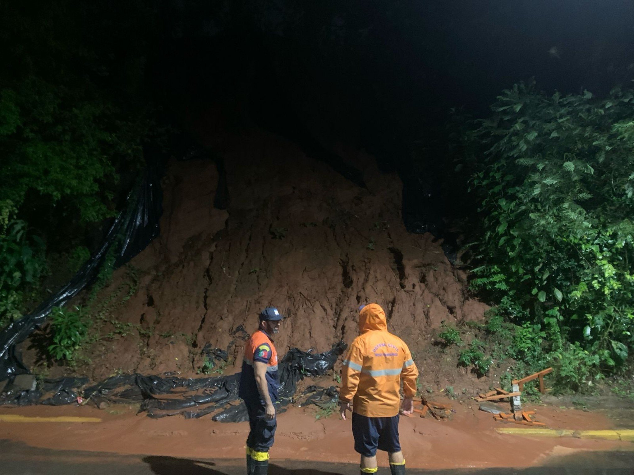 Trecho de avenida de Novo Hamburgo é bloqueado devido a deslizamento de terra