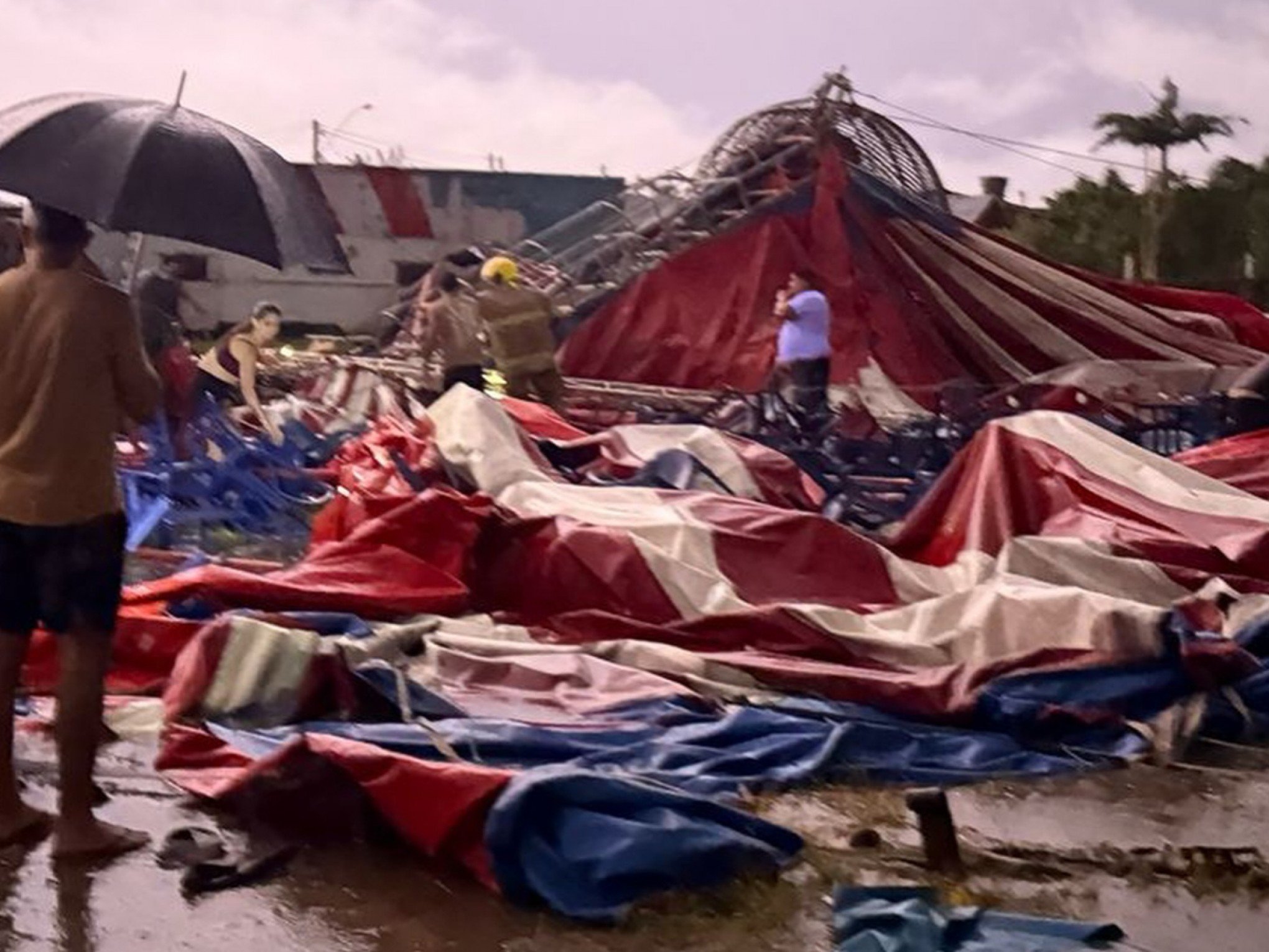 Parte de circo desabou sobre a plateia durante tempestade; veja o que diz a empresa