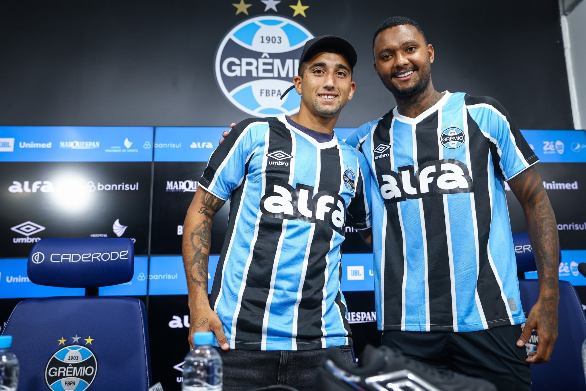 Grêmio apresenta lateral Luan Cândido e atacante Cristian Olivera