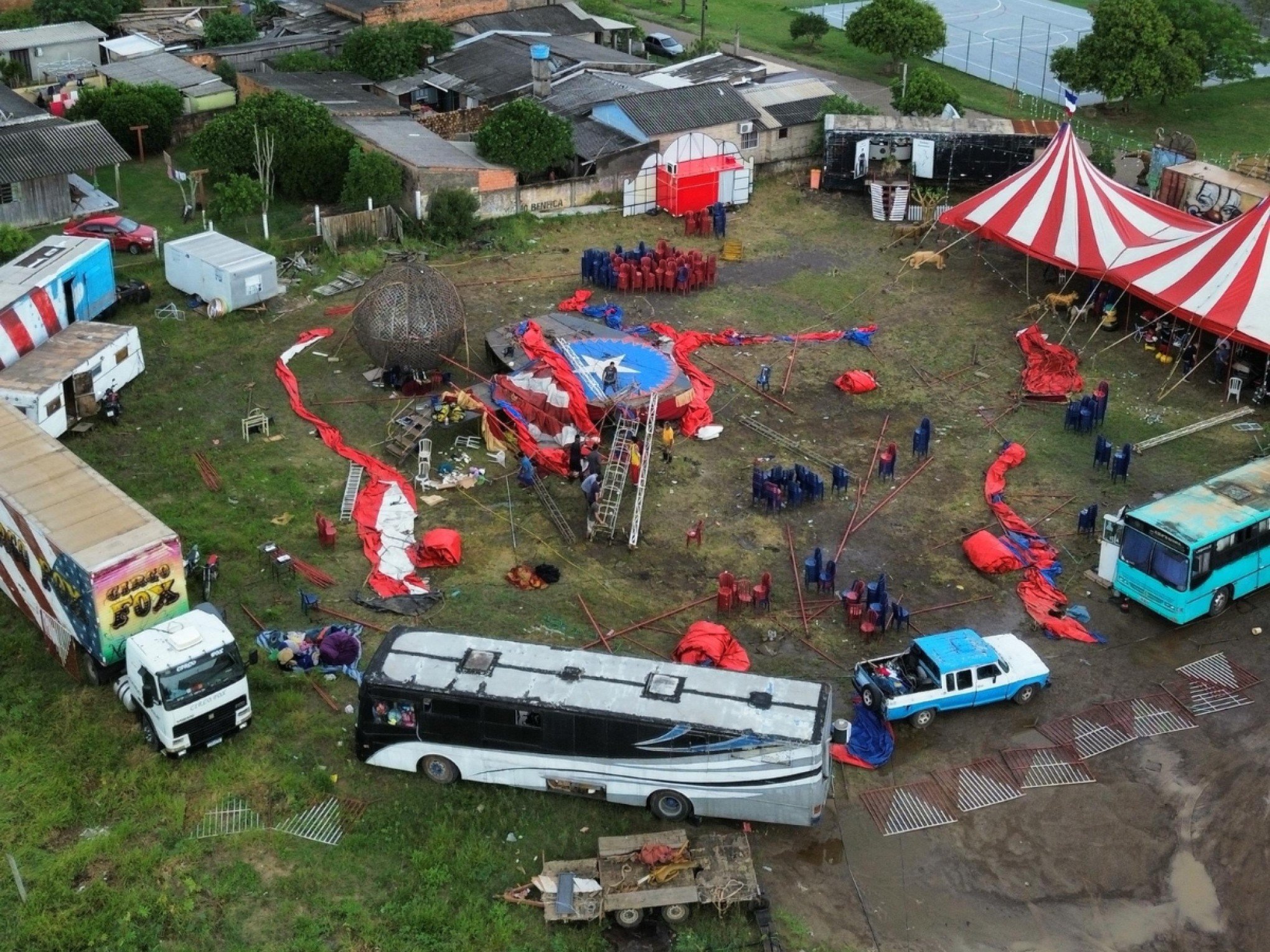 VÍDEO: Imagens aéreas mostram como ficou local após parte de circo desabar sobre plateia no litoral norte do RS