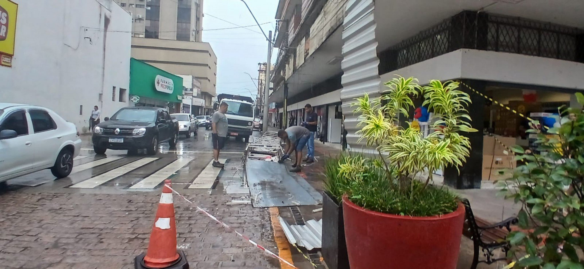Temporal derrubou painel de loja no Centro de São Leopoldo neste domingo