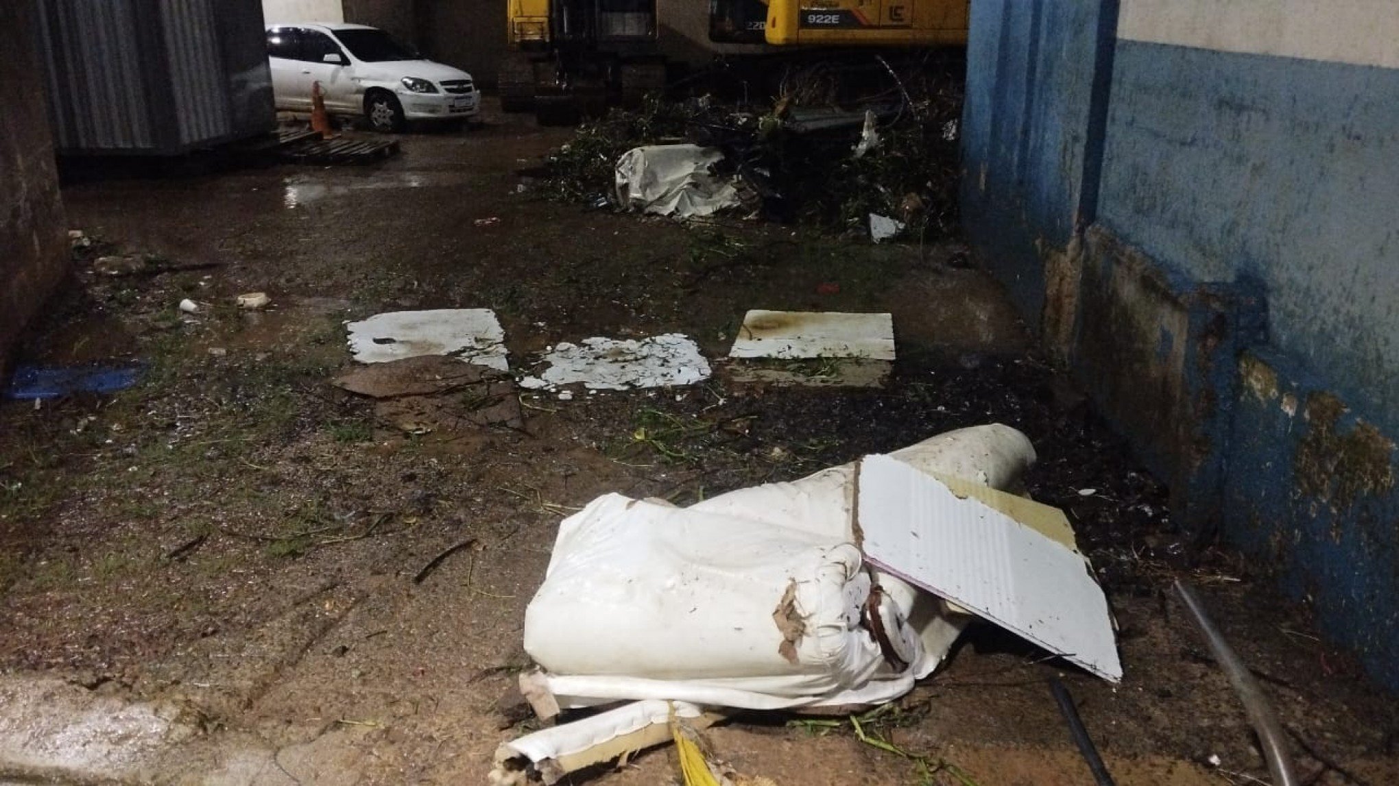 Sofá é retirado da Casa de Bombas e evita paralisação dos trabalhos em Novo Hamburgo