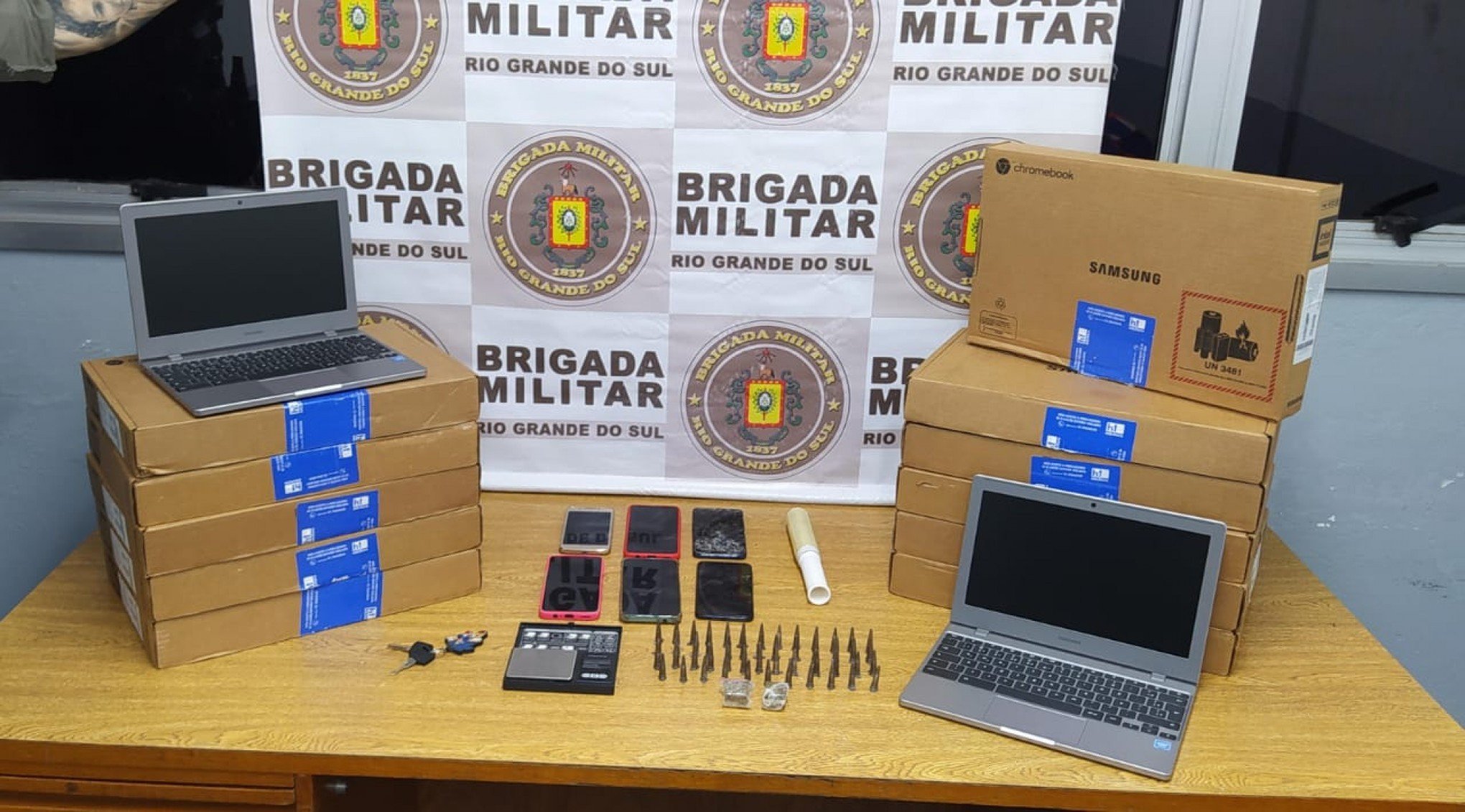 Brigada Militar apreende drogas e 11 notebooks roubados em Canoas