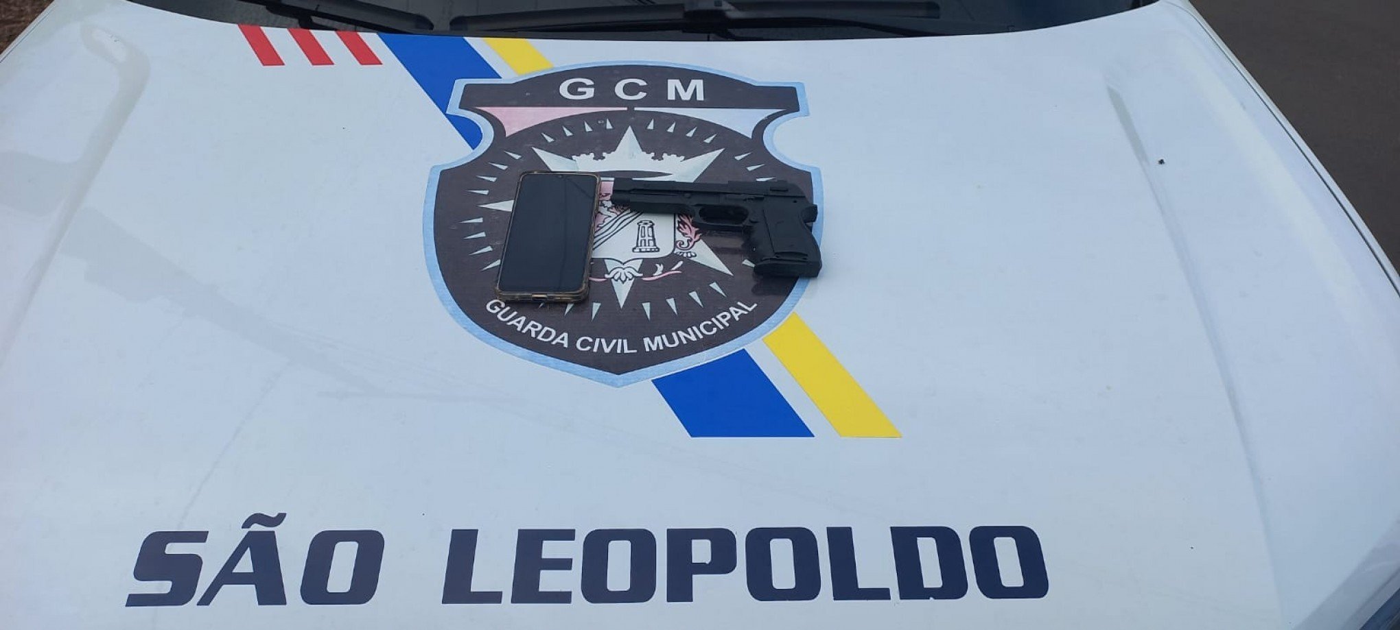 Assaltante usa arma de brinquedo para roubar celular de pedestre em praça no Centro