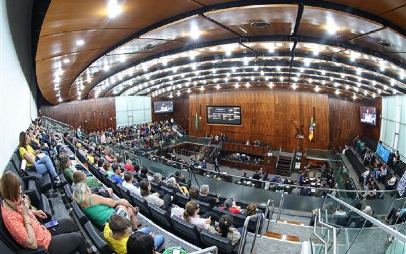 Assembleia aprova reajuste salarial dos professores no RS | abc+