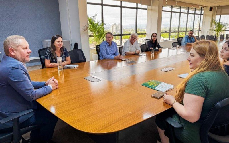 Reunião no gabinete do prefeito tratou sobre a realização do Carnapet