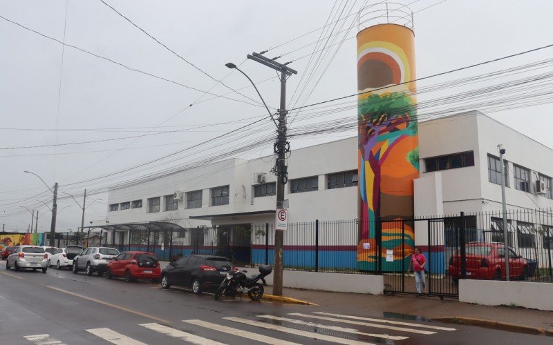 Arte fornecida pelo projeto Viva Perifa estampa os muros e a caixa d'água da Emef Chico Xavier