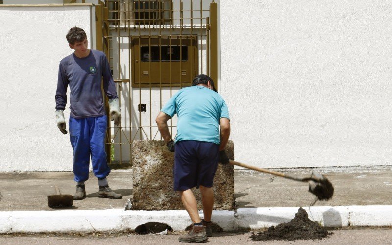 Limpeza inclui retirada de resíduos dos bueiros para desobstrução da passagem da água | abc+