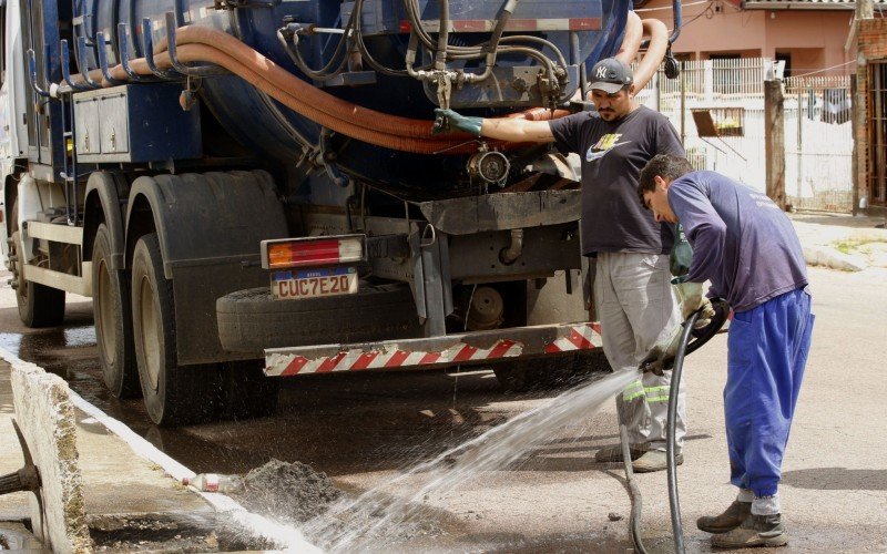 Serviço de limpeza dos bueiros começou nesta terça-feira (18), no bairro Mathias Velho | abc+