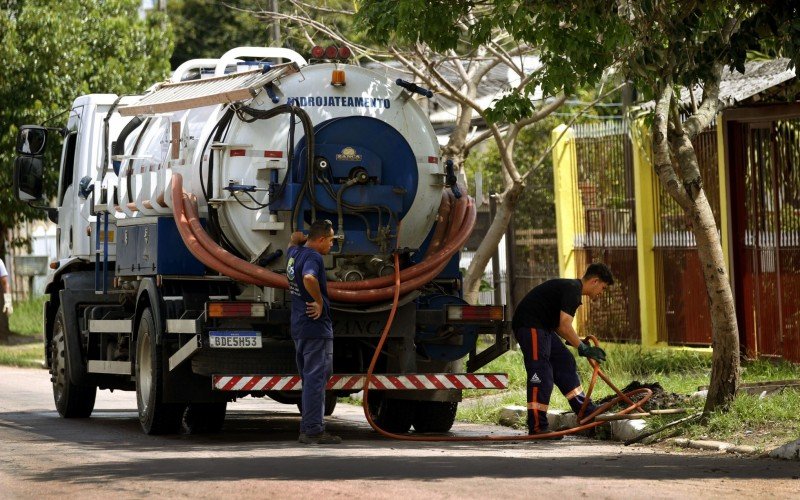 Trabalho de hidrojateamento é feito com apoio de caminhões emprestados pela Corsan | abc+
