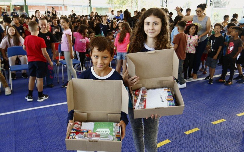 Os estudantes Enzo e Andressa representaram os colegas na entrega simbólica dos materiais escolares
