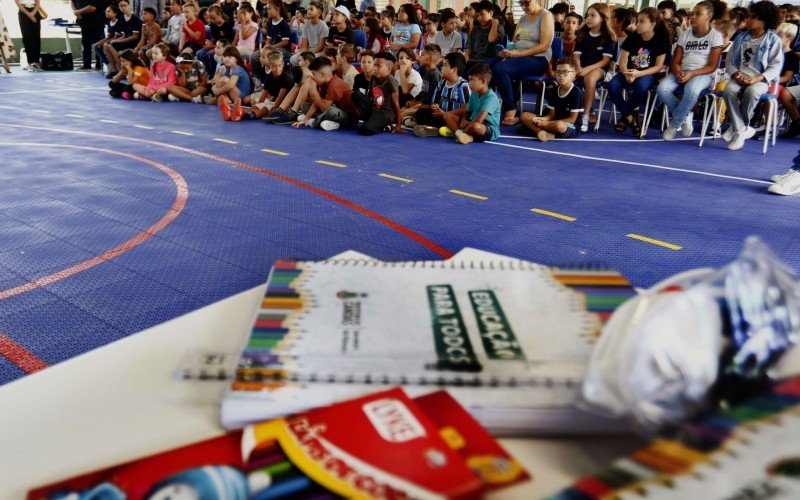 A partir da ação simbólica, escolas já começam a distribuir os kits para os alunos