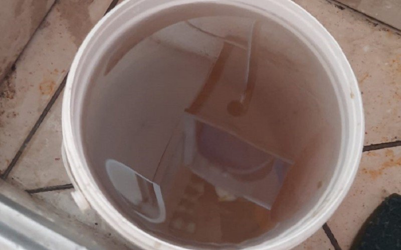 Moradores afirmam que sempre que a água retorna, após horas e até dias sem abastecimento, chega com barro | abc+